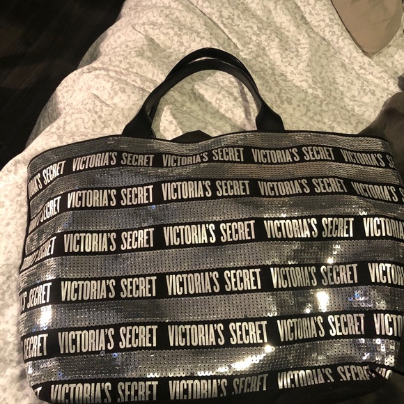 Black lace shorts with a free bag for sleepovers - Picture 2 of 3